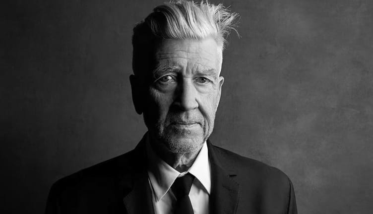 David Lynch ha Muerto, pero el Último Misterio Permanece Bajo el Césped